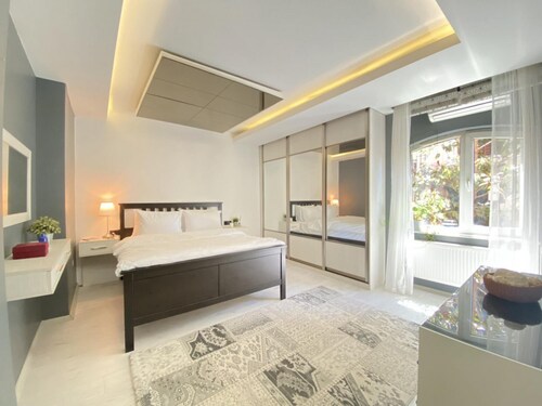 Flat With Bosphorus View and Backyard in Uskudar