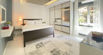 Flat With Bosphorus View and Backyard in Uskudar