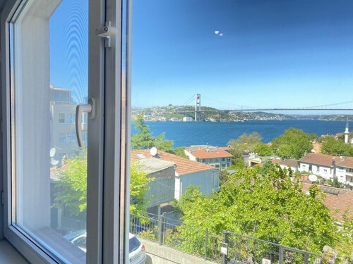 Flat With Bosphorus View and Backyard in Uskudar