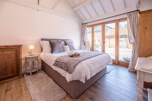 3 عدّة غرف نوم ومساحة عمل للكمبيوتر المحمول ومكواة/لوح كي وملاءات أسرّة