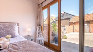 3 bedrooms, laptop workspace, iron/ironing board, bed sheets - The Granary, Stradbroke (Diss)