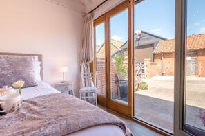 3 عدّة غرف نوم ومساحة عمل للكمبيوتر المحمول ومكواة/لوح كي وملاءات أسرّة