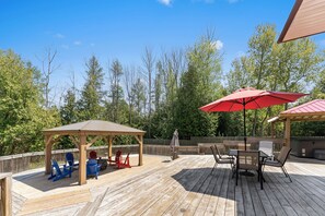 Outdoor dining - Beautifull Sauble Falls Villia minutes to the beach (Wiarton)
