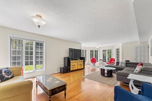 Smart TV, DVD player, books, video library - Beautifull Sauble Falls Villia minutes to the beach (Wiarton)