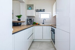 Hus | Privat køkken | Køleskab, ovn, kogeplade, opvaskemaskine