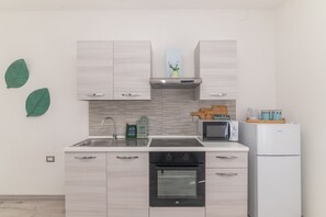 Standard Apartment, 2 Bedrooms (Casa Belvedere With A/C) | Private kitchen | Fridge, oven, stovetop, cookware/dishes/utensils