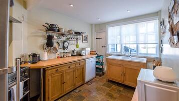 Microondas, horno, parrilla de estufa y lavavajillas