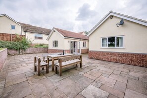 Outdoor dining - Grove Farm Bungalow w/ Swimming Pool, Dallinghoo - Air Manage Suffolk (Woodbridge)