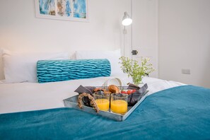 3 habitaciones, tabla de planchar con plancha y ropa de cama