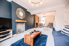 4 bedrooms, laptop workspace, iron/ironing board, bed sheets