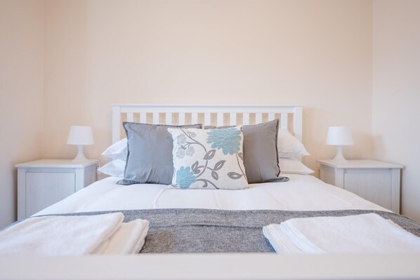 1 bedroom, laptop workspace, bed sheets - 2 Abbey Mews, Leiston (Leiston)