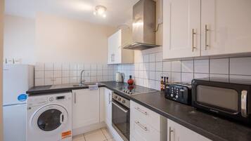 Microwave, oven, kompor, dan peralatan masak/sendok-piring