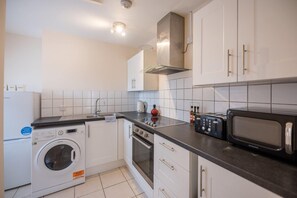 Microwave, oven, stovetop, cookware/dishes/utensils