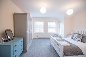 1 室のベッドルーム、ノートパソコン用作業スペース、ベッドシーツ