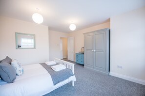 1 slaapkamer, een laptopwerkplek, beddengoed