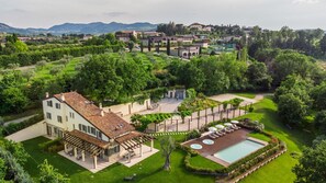 A villa with a swimming pool, outdoor seating, and a garden. - Villa Pergola 8 in Bologna (Castel San Pietro Terme)