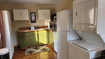 Chalet, 2 Queen Beds | Private kitchen | Fridge, microwave, oven, stovetop