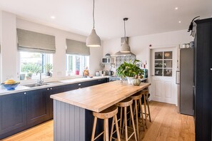 Microwave, oven, stovetop, dishwasher - Blue House, 35 King George's Avenue in Aldeburgh (Leiston)