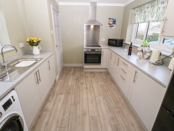 Frigorifero, bollitore elettrico, tostapane, pentole/stoviglie/utensili