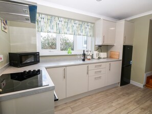 Frigorifero, bollitore elettrico, tostapane, pentole/stoviglie/utensili