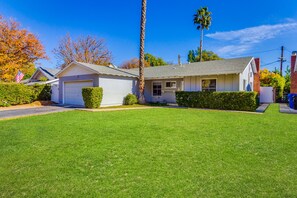 Exterior - 4 Bedroom West Hills Charmer with Pool (West Hills)