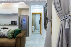 TV - Entire lovely one bedroom one bath Lekki phase 1 (Lekki)
