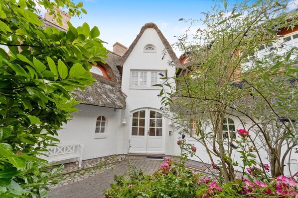 Unclassified image, 1 of 38, button