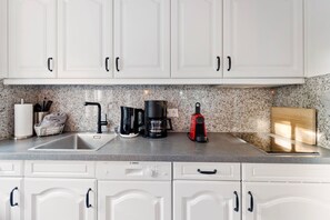 Fridge, stovetop, dishwasher, coffee/tea maker