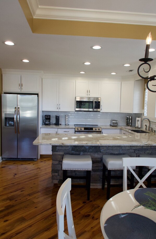 Jääkaappi, mikroaaltouuni, uuni, liesi