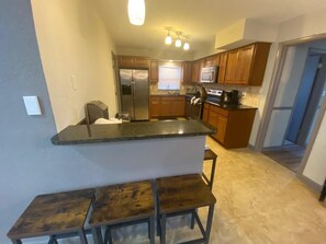 冷蔵庫、電子レンジ、オーブン、コンロ