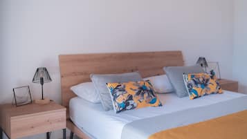 Hochwertige Bettwaren, Betten mit Memory-Foam-Matratzen, Minibar