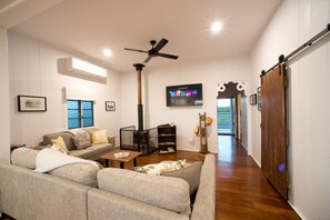 Smart TV, fireplace