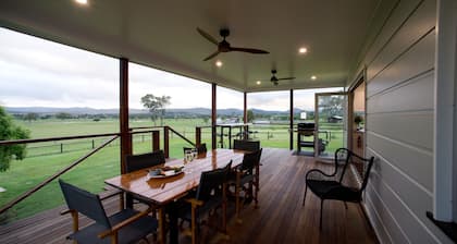 Recently renovated cottage, enjoy a bath with a view