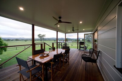 Recently renovated cottage, enjoy a bath with a view