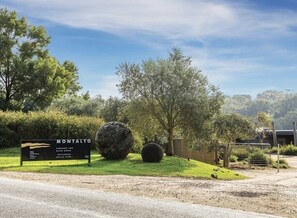 Property grounds - Holiday on Dromana by Ready Set Stay- 150m from the beach (Safety Beach)