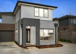 Exterior - Holiday on Dromana by Ready Set Stay- 150m from the beach (Safety Beach)