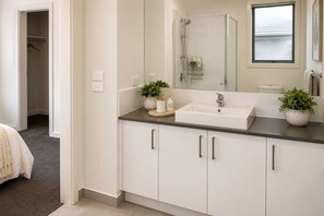 Bathtub, towels