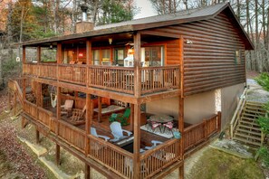 Outdoor dining - Overlook Oasis - Hot tub, firepit, and comfy king beds! (Blue Ridge)