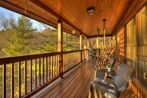 Property grounds - Overlook Oasis - Hot tub, firepit, and comfy king beds! (Blue Ridge)