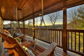 Terrace/patio - Overlook Oasis - Hot tub, firepit, and comfy king beds! (Blue Ridge)