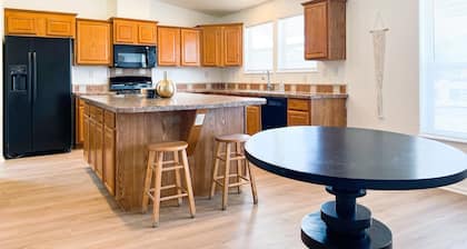 Majestic Mountain Manor 8-BEDROOM HOME Views. Close to EVERYTHING. 🎣 🧗♀️ 🚲 🏊♀️ 🎈