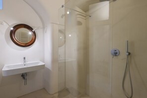 Bruser, hårtørrer, bidet, Shampoo