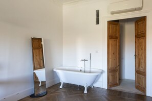 Dusche, Haartrockner, Bidet, Shampoo