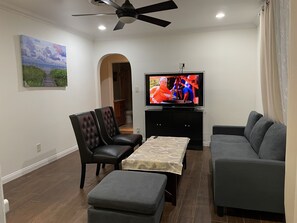 Smart TV - Newly decorated room, automatic big iron door, smart lock safety and convenience (El Monte)