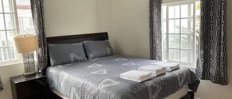 3 Schlafzimmer, Schreibtisch