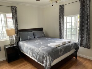 3 bedrooms, desk - Newly decorated room, automatic big iron door, smart lock safety and convenience (El Monte)