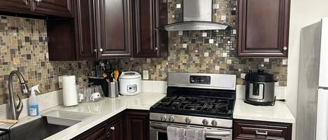 Refrigerador, toallas de papel y comedor