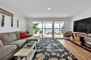 TV connectée, cheminée, baby-foot, table de tennis de table