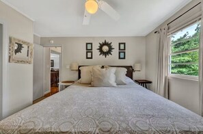 4 bedrooms, iron/ironing board, WiFi, bed sheets