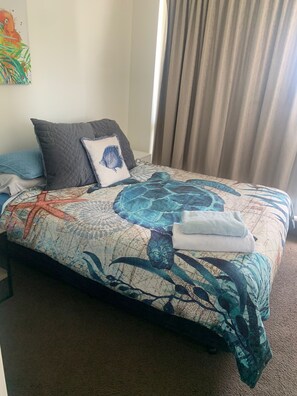 4 bedrooms - Oceanfront sleeps 14 great location marine themed apartments (Surfers Paradise)